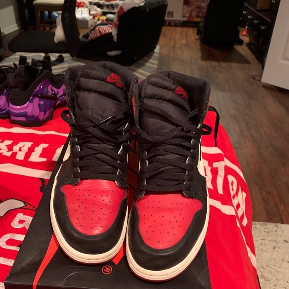 Black toe Jordan 1s - Picture 2 of 4